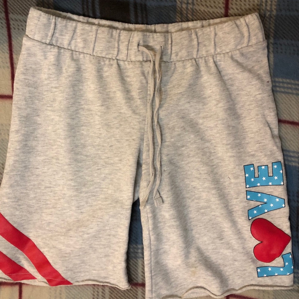 Cute shorts.Wrinkle free and washes great!!